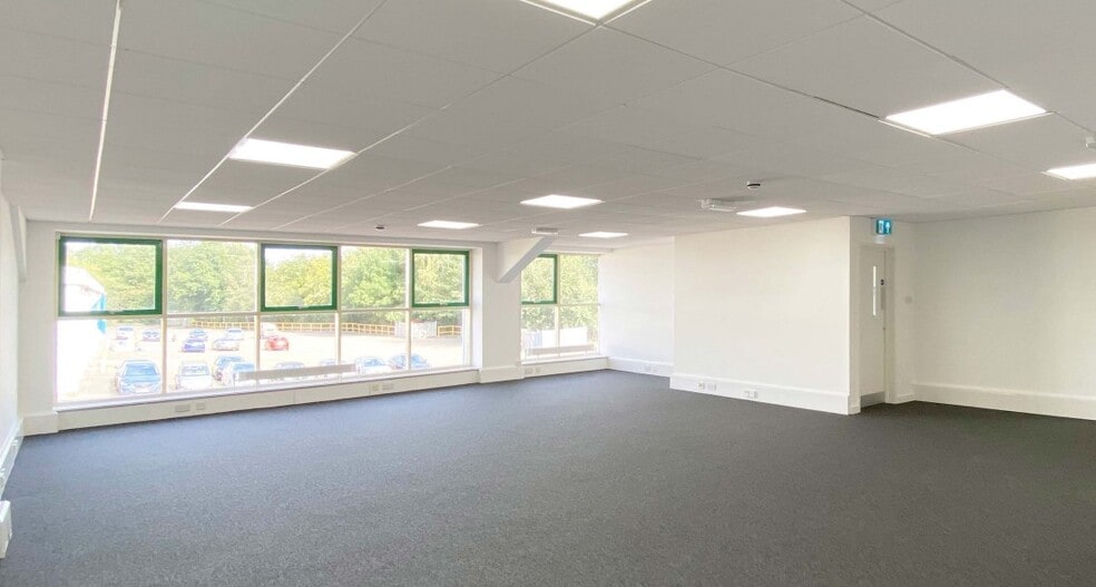 Deadbrook Ln, Aldershot to rent - Interior Photo - Image 3 of 3