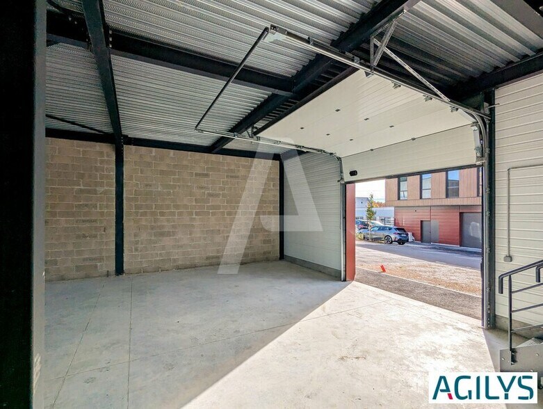 Light Industrial in Marcoussis for sale - Interior Photo - Image 3 of 9
