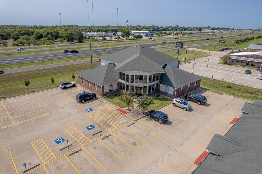 1905 Dove Crossing Ln, Navasota, TX for rent - Building Photo - Image 1 of 6