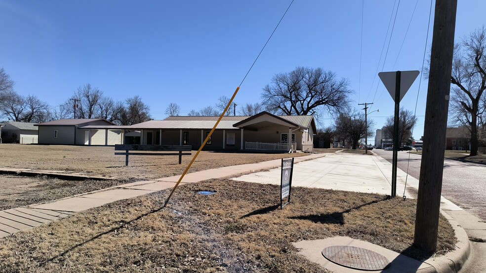 816 Topeka st, Larned, KS for sale - Building Photo - Image 2 of 30