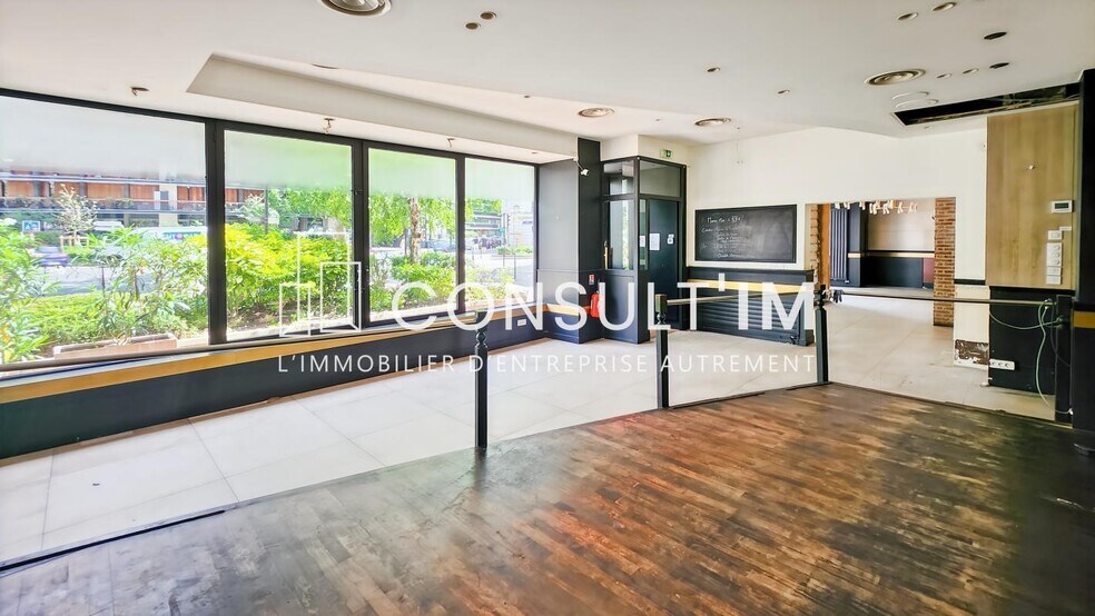 Retail in Boulogne Billancourt to rent - Interior Photo - Image 1 of 7