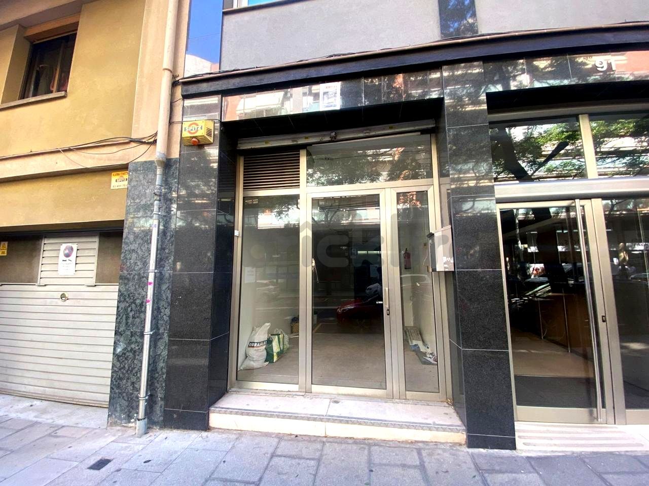 Retail in Barcelona, Barcelona to rent Building Photo- Image 1 of 6