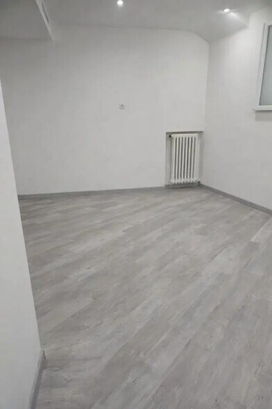 Light Industrial in Nice for sale - Interior Photo - Image 2 of 7