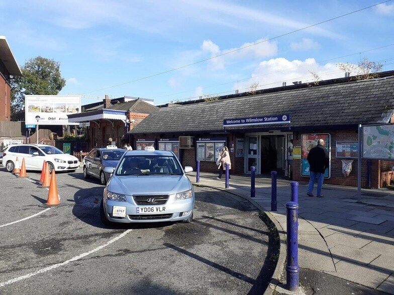 Station Rd, Wilmslow to rent - Building Photo - Image 2 of 8