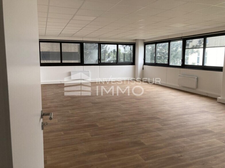 Office in Antony to rent - Interior Photo - Image 3 of 6