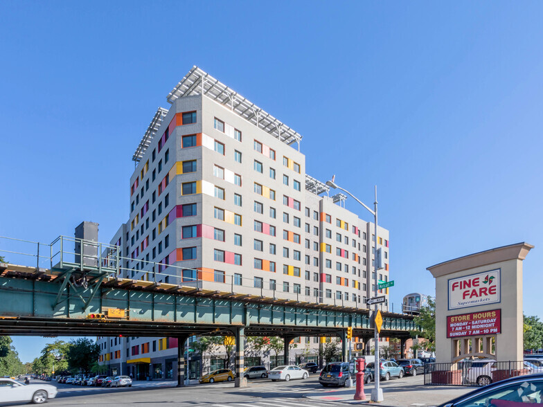 1675 Westchester Ave, Bronx, NY for rent - Building Photo - Image 1 of 5