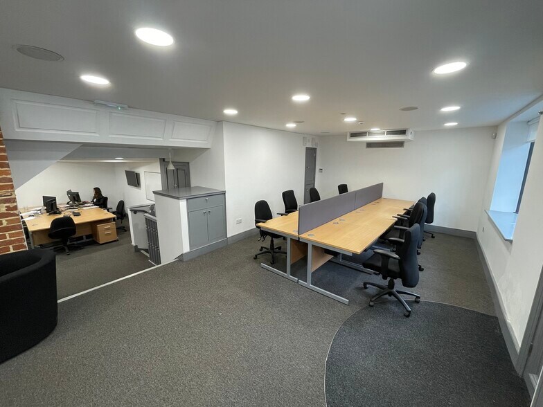 40 High St, West Malling to rent - Building Photo - Image 2 of 3