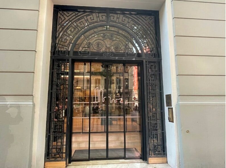 Office in Lyon to rent - Lobby - Image 2 of 11
