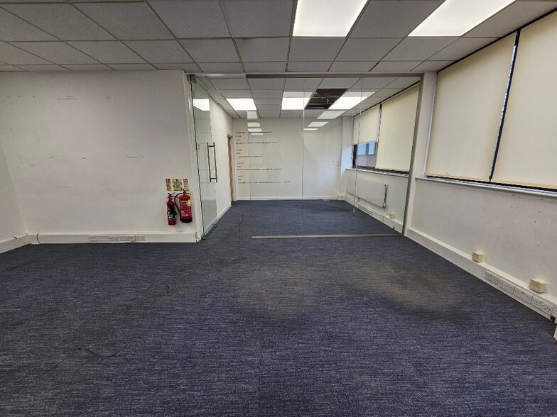 268-270 High St, Uxbridge to rent - Interior Photo - Image 3 of 4