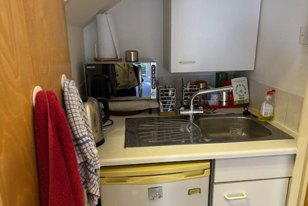 Dukes Ride, Crowthorne, BKS RG45 6LS - Unit 4 -  - Interior Photo - Image 1 of 6