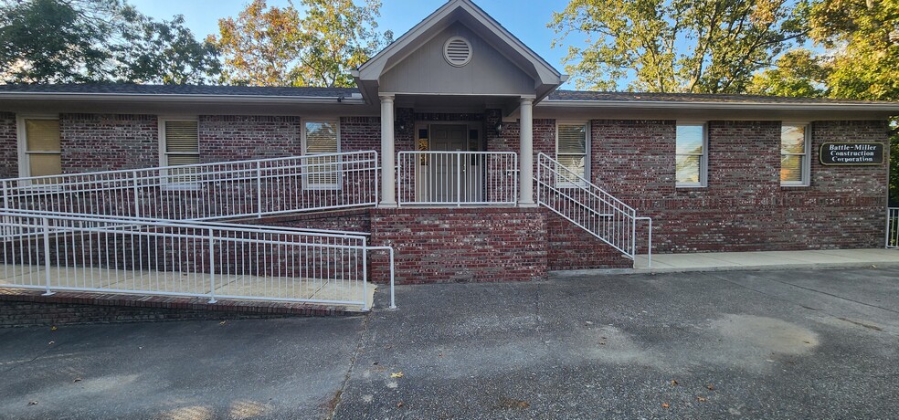 586 Shades Crest Rd, Birmingham, AL for rent - Building Photo - Image 1 of 9