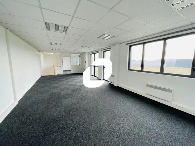 Light Industrial in Lieusaint to rent - Interior Photo - Image 3 of 5
