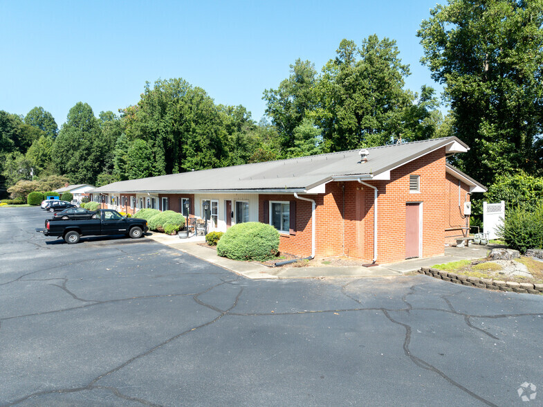 926 Meadowood Dr NE, Lenoir, NC for sale - Primary Photo - Image 1 of 1