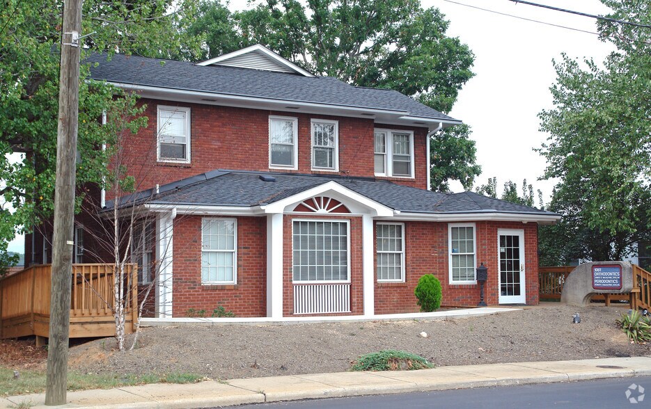 1061 Haywood Rd, Asheville, NC 28806 UK