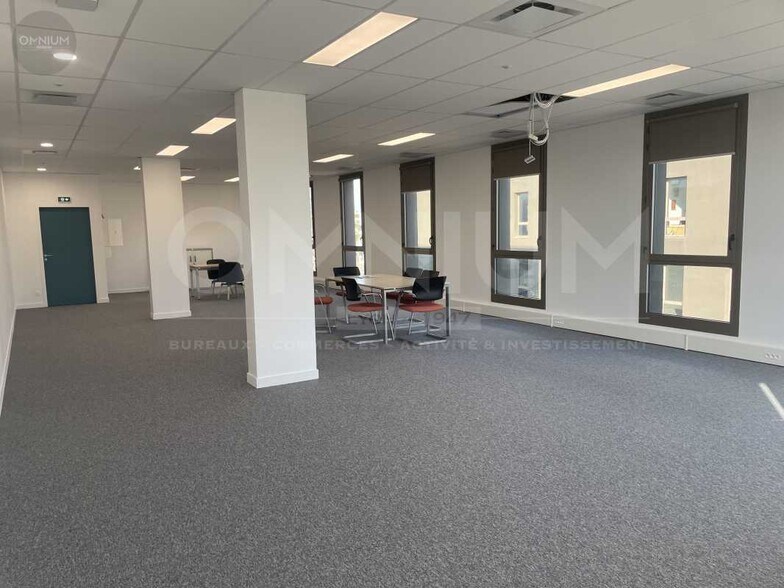 Office in Décines-Charpieu for sale - Interior Photo - Image 2 of 13