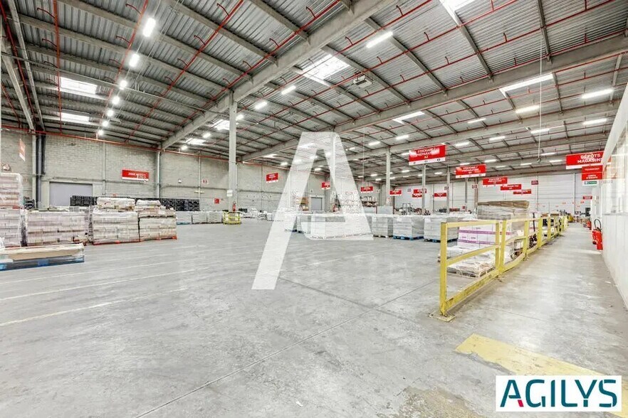 Industrial in Roissy-en-Brie to rent - Building Photo - Image 1 of 6