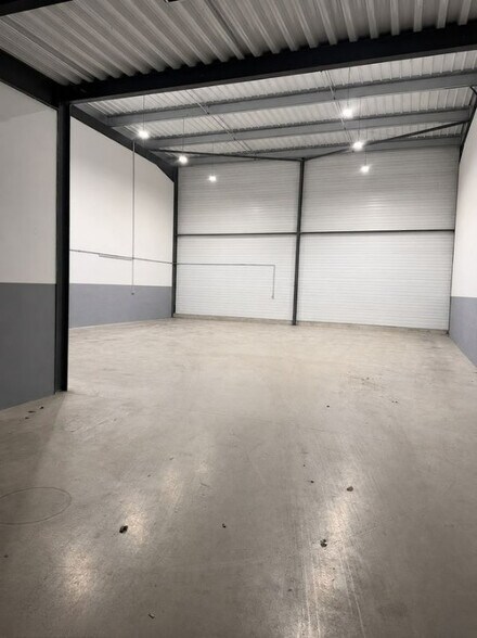Light Industrial in Muret to rent - Building Photo - Image 2 of 2