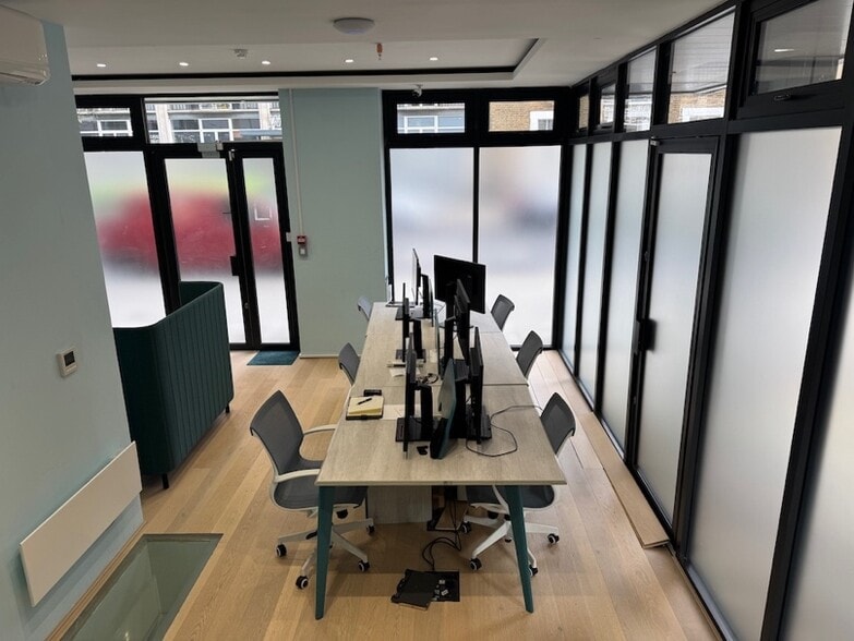 13-15 Dock St, London to rent - Interior Photo - Image 3 of 16