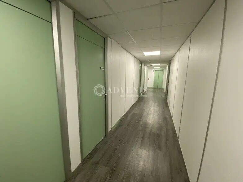 Office in Montigny-le-Bretonneux to rent - Building Photo - Image 3 of 7