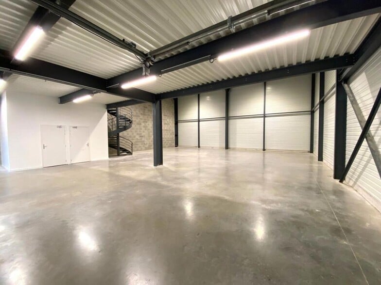 Light Industrial in Saint-Genis-Laval for sale - Interior Photo - Image 3 of 4