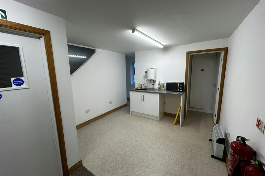 Block D Chelworth Office Centre, Cricklade for rent - Interior Photo - Image 3 of 7