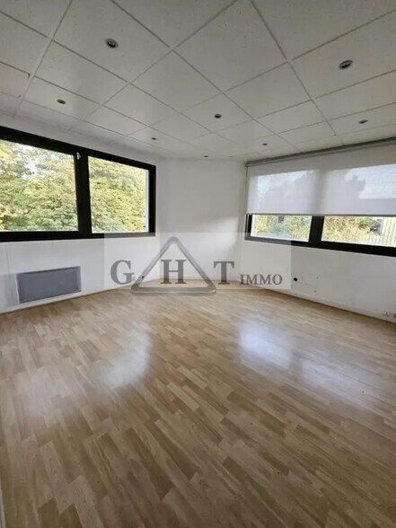 Office in Verrières-le-Buisson to rent - Interior Photo - Image 2 of 4
