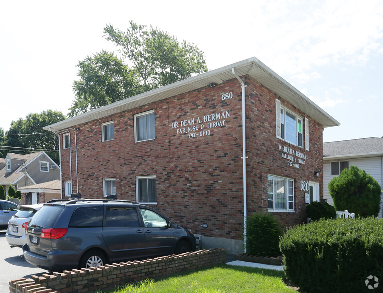 680 Broadway, Massapequa, NY for rent - Building Photo - Image 2 of 3