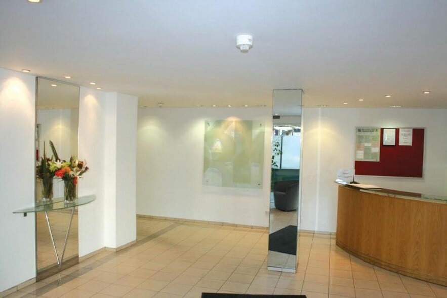 84 Uxbridge Rd, London to rent - Building Photo - Image 3 of 8