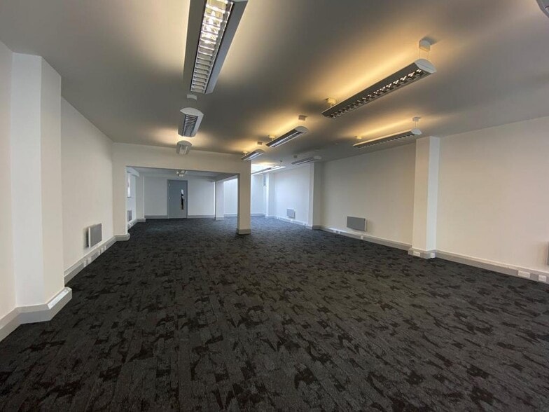 7 St James Sq, Manchester to rent - Building Photo - Image 2 of 8