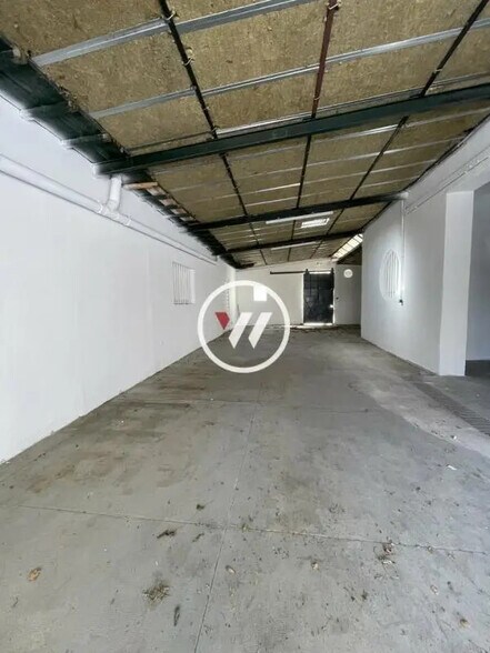 Light Industrial in Marseille to rent - Interior Photo - Image 2 of 5