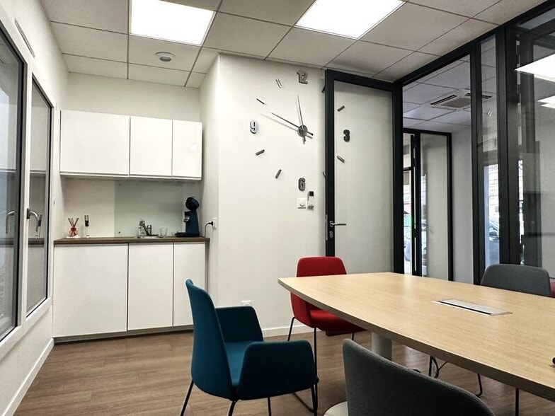 Retail in Bron to rent - Interior Photo - Image 3 of 8