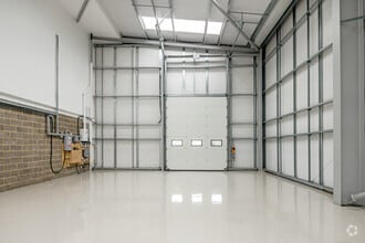 Leeside Rd, London to rent Interior Photo- Image 2 of 14