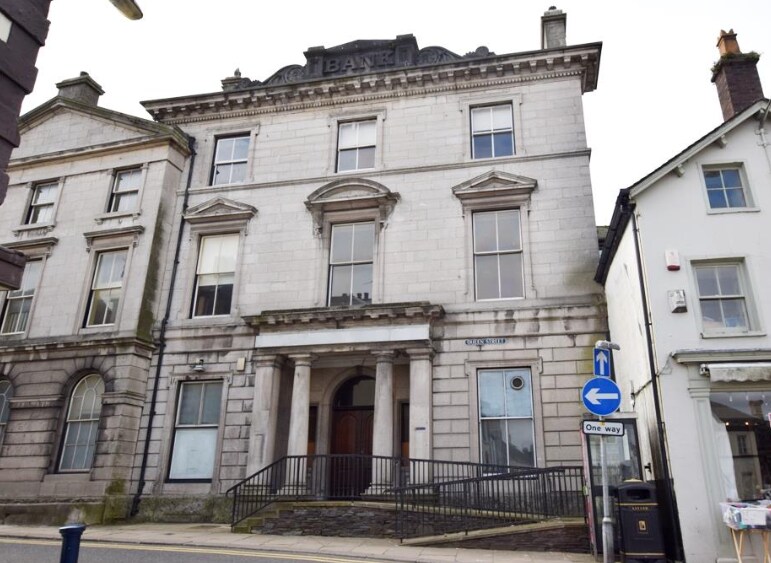 2 Queen St, Ulverston to rent - Primary Photo - Image 1 of 3