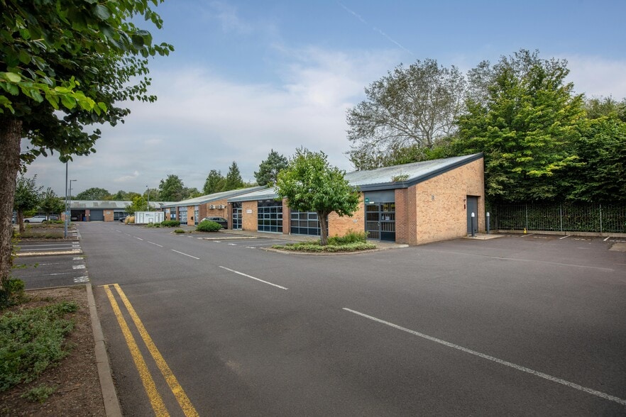 890 Plymouth Rd, Slough to rent - Building Photo - Image 2 of 4