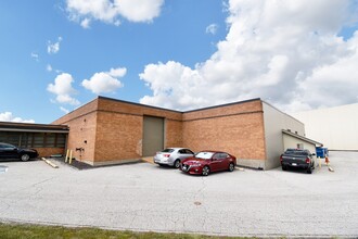 11721-11723 Northline Industrial Blvd, Maryland Heights, MO for rent Building Photo- Image 2 of 4