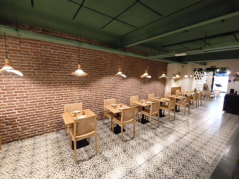 Retail in Barcelona, Barcelona to rent - Building Photo - Image 2 of 2