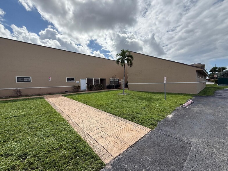 5640-5648 W Atlantic Blvd, Margate, FL for rent - Building Photo - Image 2 of 13