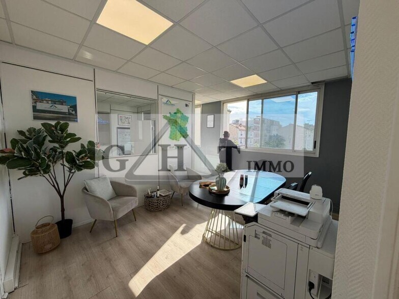 Office in Maisons-Alfort to rent - Interior Photo - Image 3 of 4
