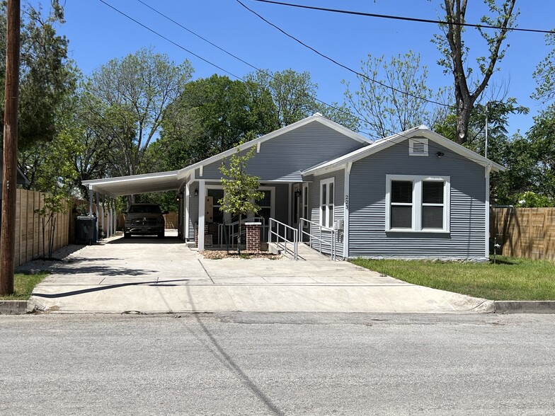 223 E Bridge St, New Braunfels, TX for rent - Primary Photo - Image 1 of 5