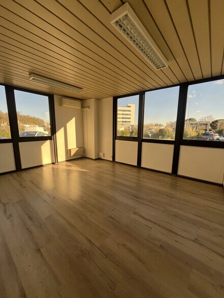 Office in Mérignac to rent - Interior Photo - Image 2 of 13