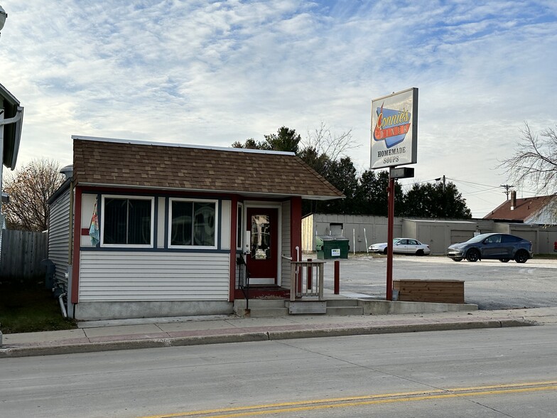 1303 22nd St, Two Rivers, WI for sale - Building Photo - Image 1 of 1