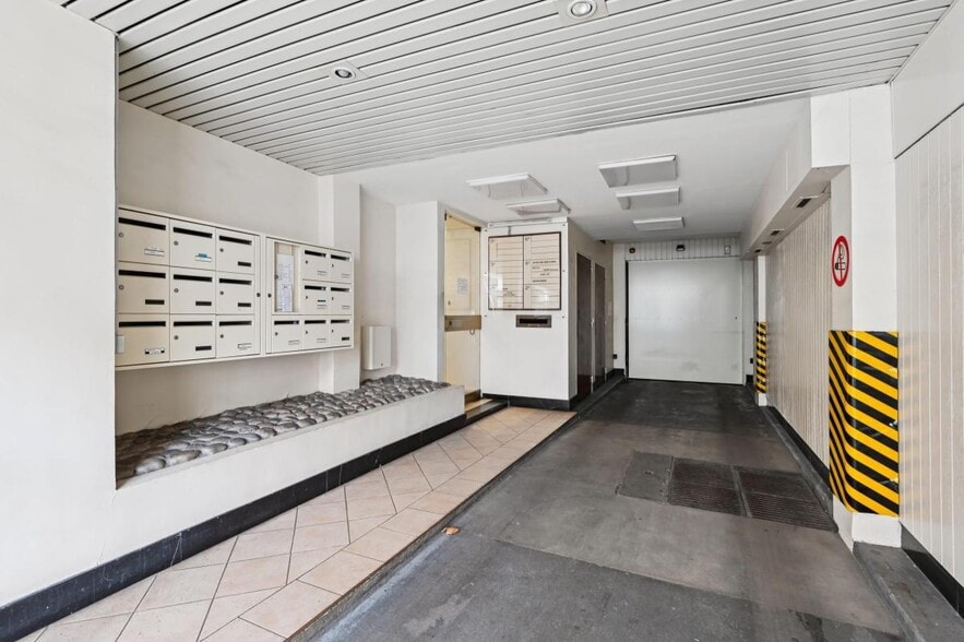 Office in Neuilly-sur-Seine for sale - Building Photo - Image 2 of 3