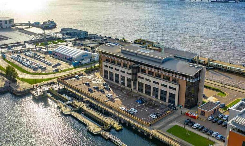 8 Princes Parade, Liverpool to rent - Building Photo - Image 2 of 15