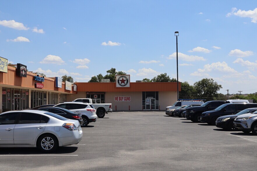 1302-1308 Austin Hwy, San Antonio, TX for rent - Building Photo - Image 2 of 6