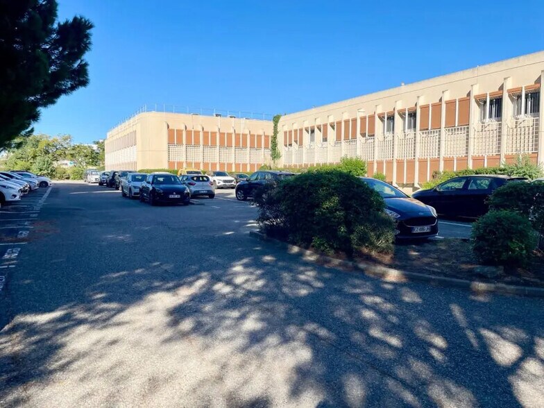 56 Avenue Blaise Pascal, Vitrolles to rent - Building Photo - Image 3 of 39