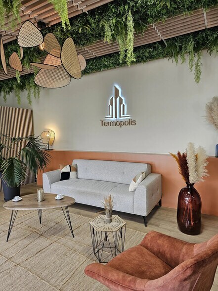 15 Rue Des Frères Lumière, Chassieu to rent - Interior Photo - Image 2 of 5