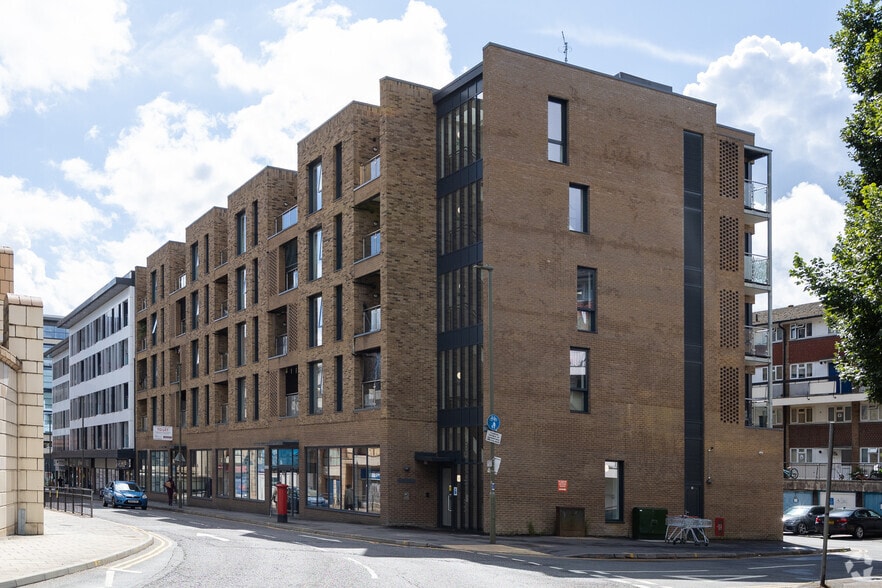 16-22 Cromwell Rd, Redhill to rent - Building Photo - Image 2 of 4