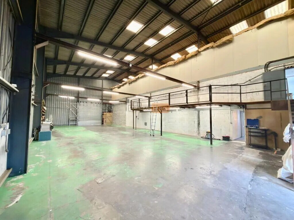 Location Entrepôt 320 m² - Photo 1