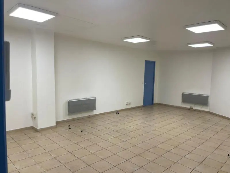 Industrial in Saint-Denis to rent Interior Photo- Image 1 of 15