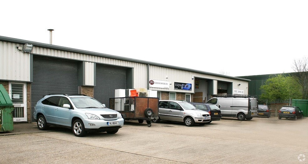 Eastwoodbury Ln, Southend On Sea to rent - Primary Photo - Image 1 of 1